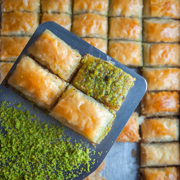 Türkisches baklava-dessert aus dünnem gebäck, nüssen und honig ...