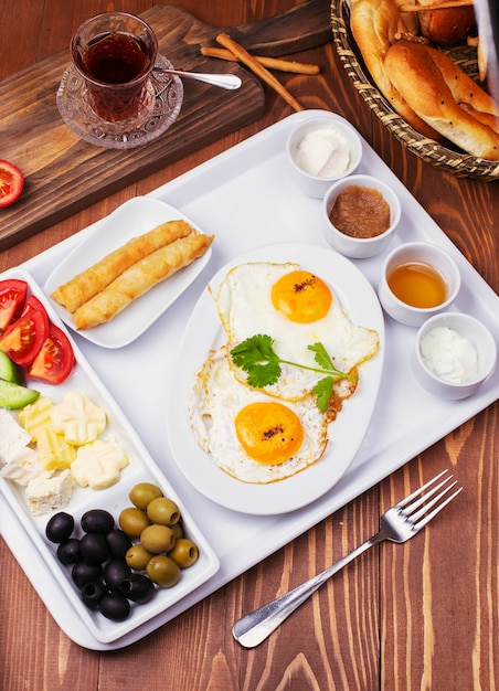 Türkisches frühstück mit spiegeleiern, tomaten, gurken, käsesorten ...