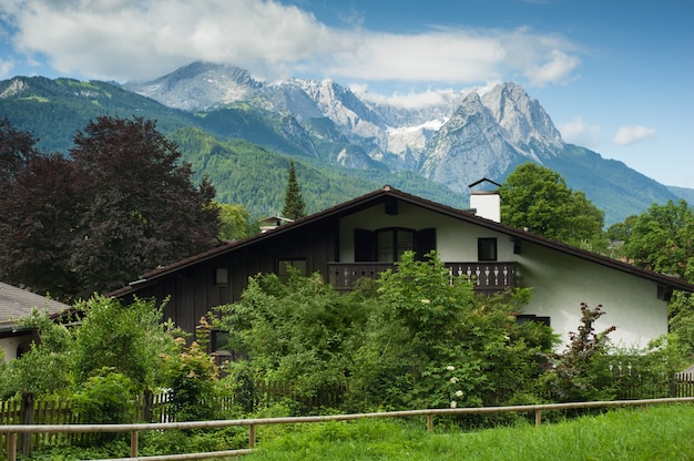 Typisches haus in den alpen PremiumFoto