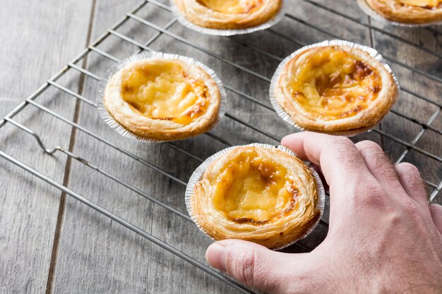 Typisches portugiesisches eiercremetörtchen genannt pasteis de nata Premium Fotos