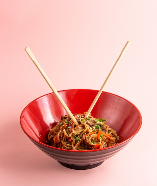 Udon-nudeln mit fleisch paprika karotte frühlingszwiebel sojasauce und ...