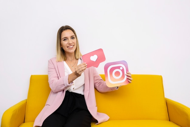 Überzeugte Junge Frau, Die Instagram Hält Und Ikone Mag | Download Der ...