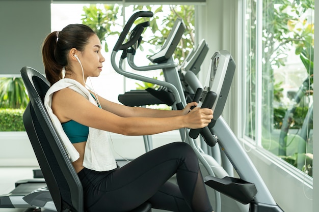 Übung fahrrad cardiotraining im fitnessstudio der frau