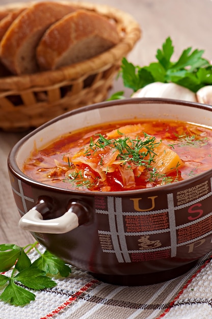 Ukrainische und russische nationale rote suppe borschtsch nahaufnahme ...