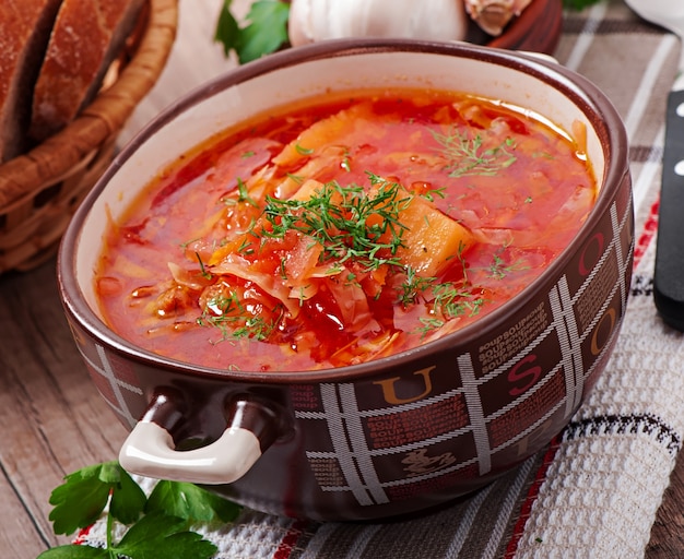 Ukrainische und russische nationale rote suppe borschtsch nahaufnahme ...