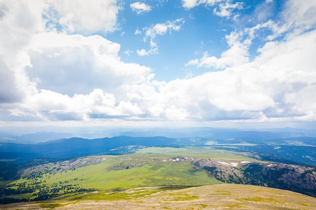 Ultra breites panorama der skyline. grüne berge bedeckt mit wald auf dem hintergrund des blauen himmels. Premium Fotos