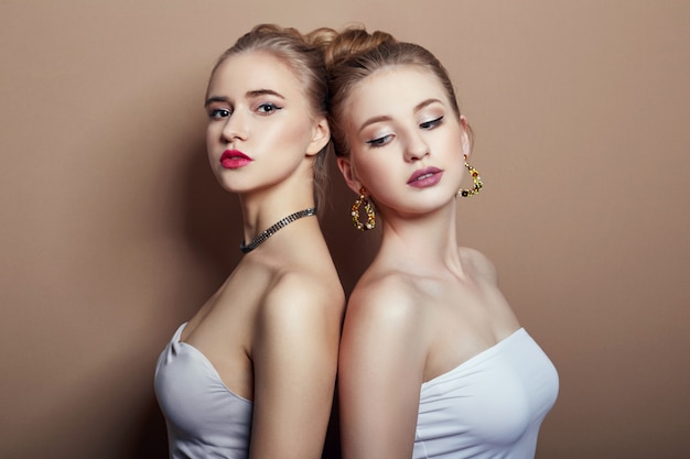 Umarmen mit zwei junges blondes mädchen der sexy mode Premium Fotos