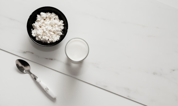 Unbedeutende anordnung mit glas milch- und exemplarplatz ...