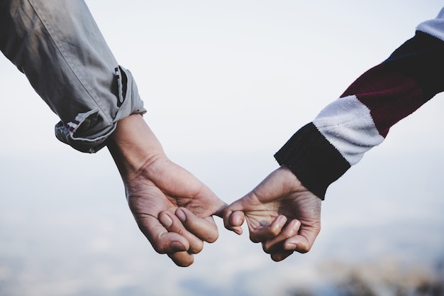 Valentinstag Hintergrund Handchenhalten Des Glucklichen Paars Zusammen Als Fur Immer Liebe Kostenlose Foto