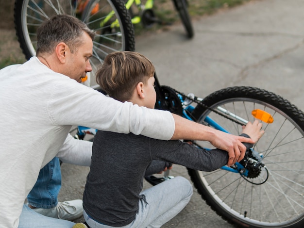 Vater bringt seinem sohn bei, das fahrrad über der