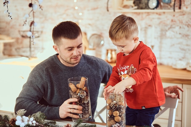 Vater Mit Seinem Sohn Verbringen Zeit Miteinander | Kostenlose Foto