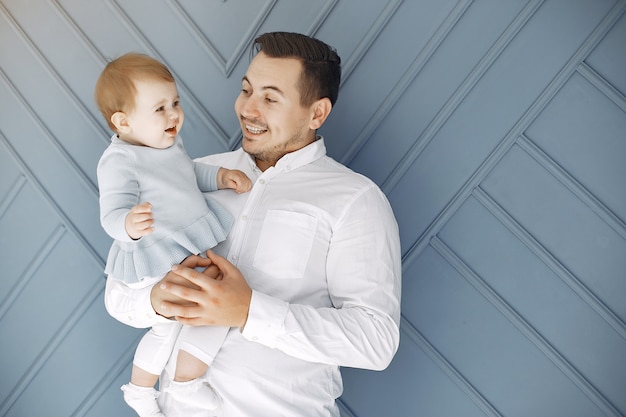 Vater und kleine tochter haben spaß zu hause Kostenlose Foto