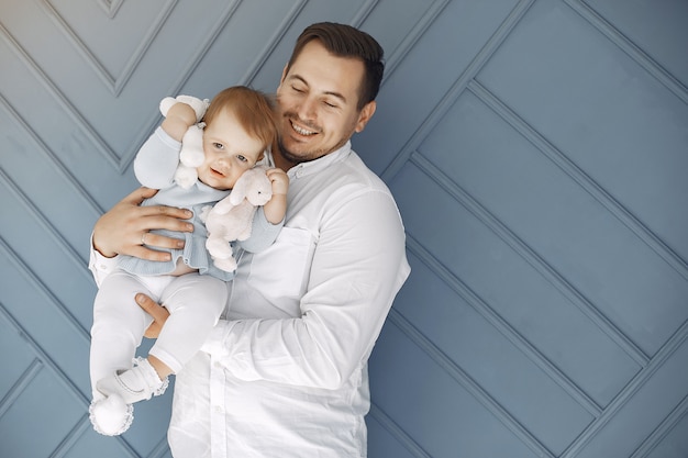 Vater und kleine tochter haben spaß zu hause Kostenlose Foto