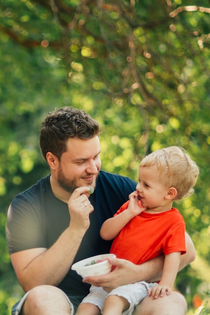 Vater und sohn schauen sich an Kostenlose Fotos