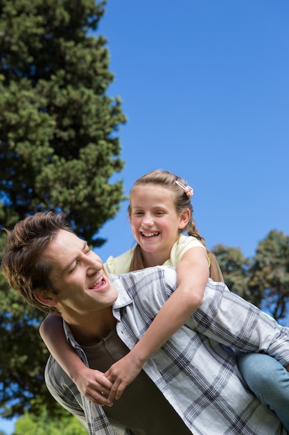 Vater und tochter, die spaß im park haben PremiumFoto