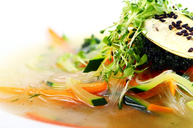 Vegetarische gourmet-suppe mit weißem hintergrund Kostenlose Fotos