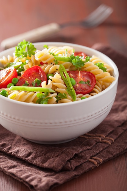 Vegetarische pasta fusilli mit tomatenerbsenkräutern | Premium-Foto