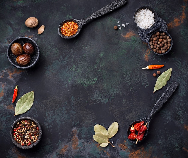 Verschiedene arten von trockenen kräutern und gewürzen PremiumFoto