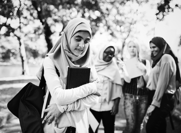 Verschiedene kinder, die im freien studieren Kostenlose Fotos
