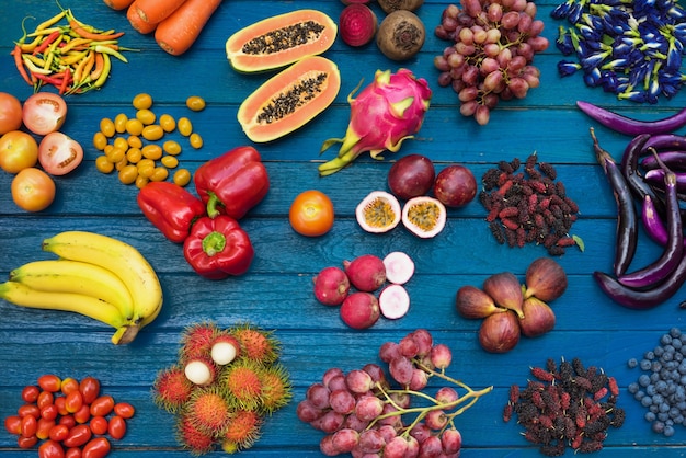 Verschiedene Obst Und Gemuse Fur Das Essen Von Gesunden Bunten Obst Und Gemuse Von Blau Premium Foto