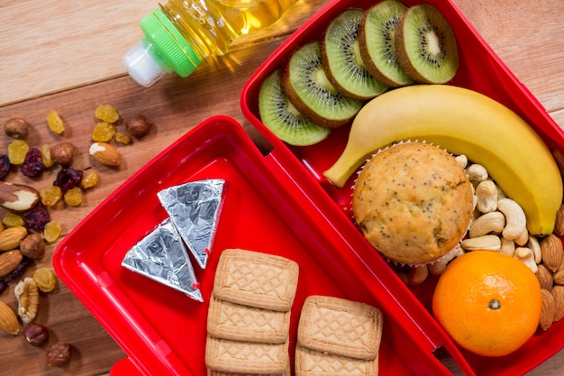 Verschiedene snack, obst und öl auf holztisch | Kostenlose ...