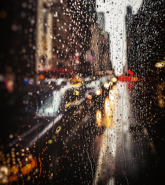 Verschwommener Strassenhintergrund Von New York City Mit Wassertropfen Lichtern Und Autos Zur Regnerischen Abendzeit Premium Foto