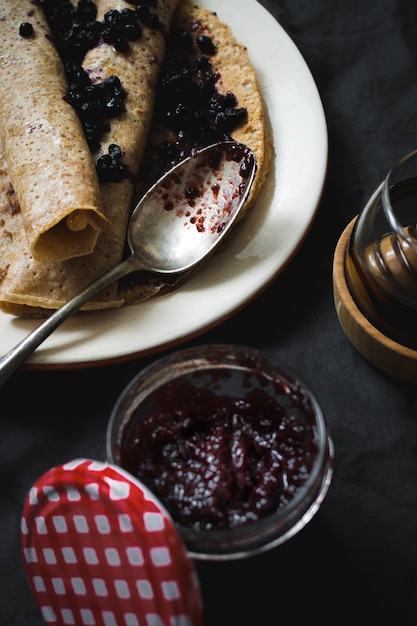 Vertikaler schuss des hohen winkels von köstlichen crepes mit ...