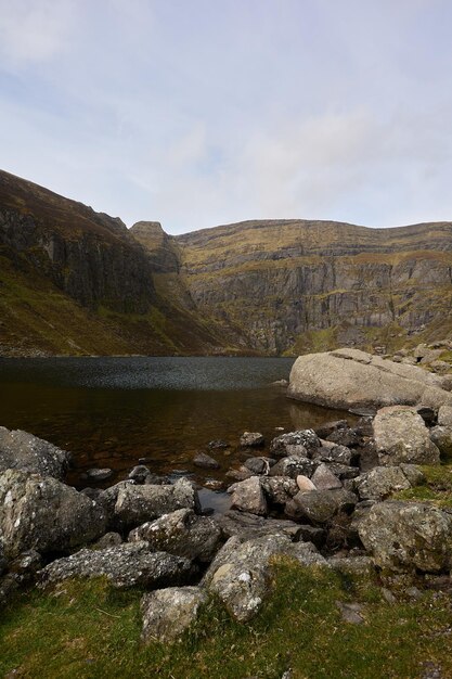 Vertikales bild  einer landschaft der natur berg mit see  