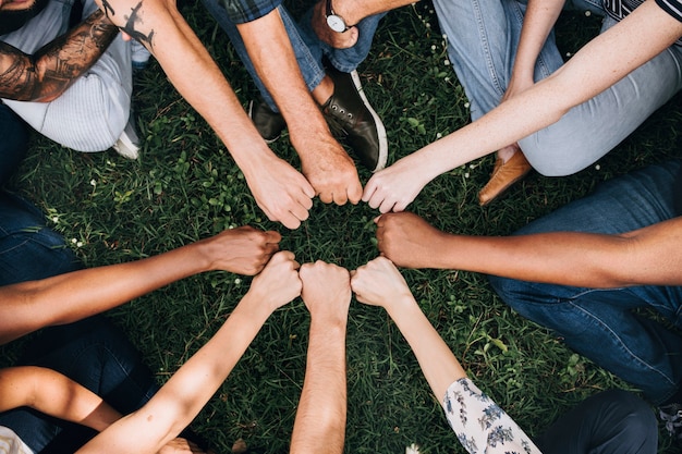 Vielfältige Gemeinschaft Mit Händen Im Kreis | Kostenlose Foto