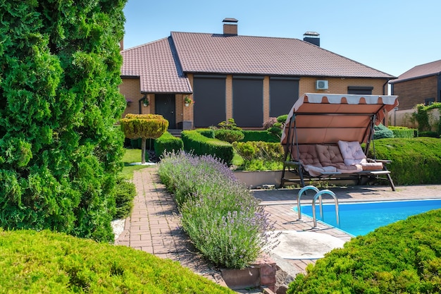 Villa im europäischen stil mit pool und garten mit schön