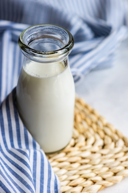 Vintage flasche  mit milch  Premium Foto