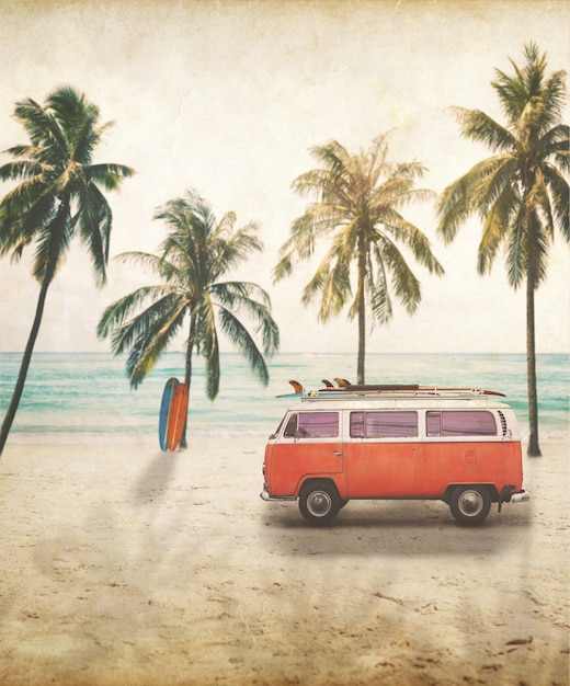 Vintage Postkarte Von Van Mit Surfbrett Auf Dach Am Tropischen Strand Konzept Der Strand Urlaub Im Sommer Premium Foto