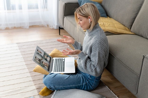 Voll erschossene frau, die von zu hause aus arbeitet