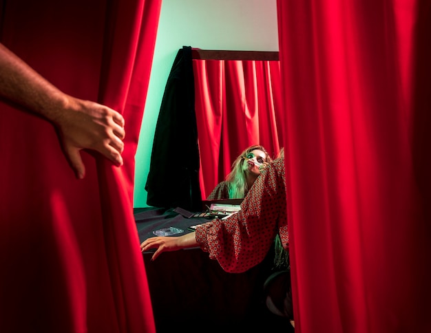 Von hinten geschossen von einer frau, die als clown verkleidet ist Kostenlose Fotos
