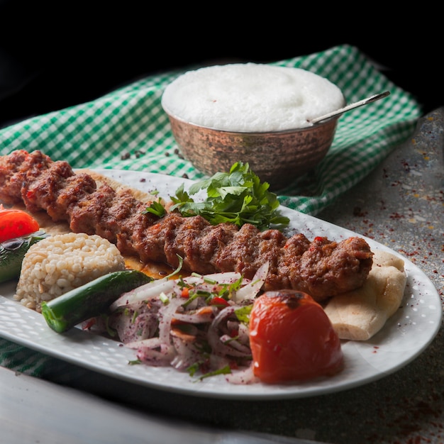 Von Oben Adana Kebab Mit Reis Und Gebratenem Gemuse Sowie Gehackten Zwiebeln Und Ayran Kostenlose Foto
