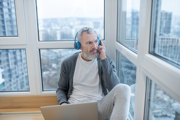 Von zuhause aus arbeiten. ein reifer mann mit einem laptop