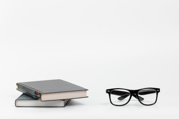 Vorderansicht bücher mit brille Kostenlose Fotos