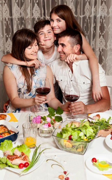 Vorderansicht Der Glucklichen Familie Am Esstisch Kostenlose Foto