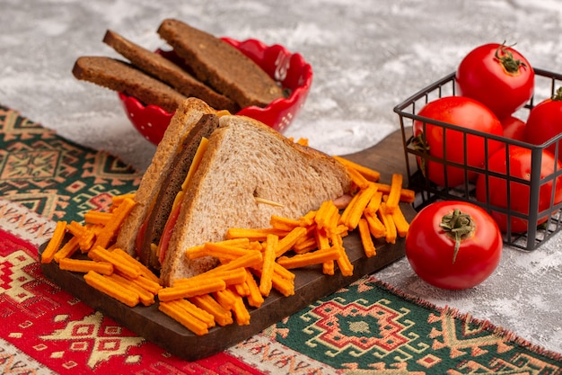 Vorderansicht leckeres toastsandwich mit käseschinken zusammen mit ...