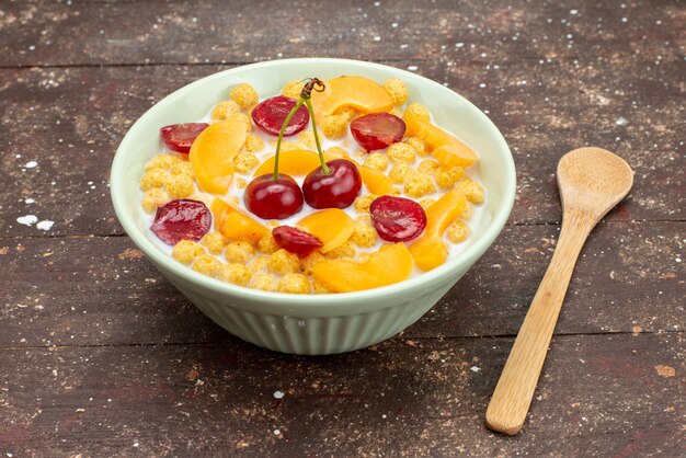 Vorderansicht müsli mit milch innerhalb platte mit frischen früchten ...