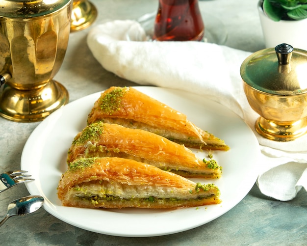 Vorderansicht traditionelle türkische süße türkisches baklava mit einem ...
