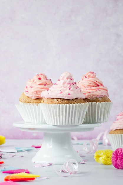 Vorderansicht von geburtstagskleinen kuchen mit ...