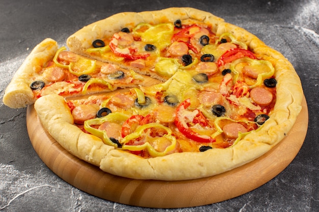 Vordere nahansicht leckere käsige pizza mit roten tomaten, schwarzen ...