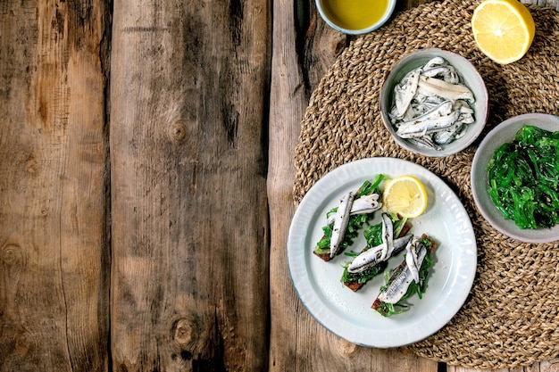 Vorspeisen tapas eingelegte sardellen oder sardinenfilet wakame ...