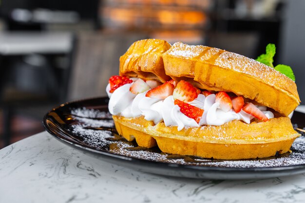 Waffeln mit erdbeer- und vanilleeis | Premium-Foto