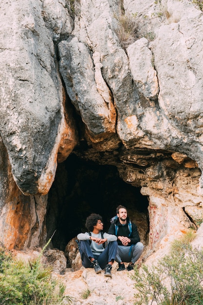 Wanderer vor der höhle Kostenlose Fotos