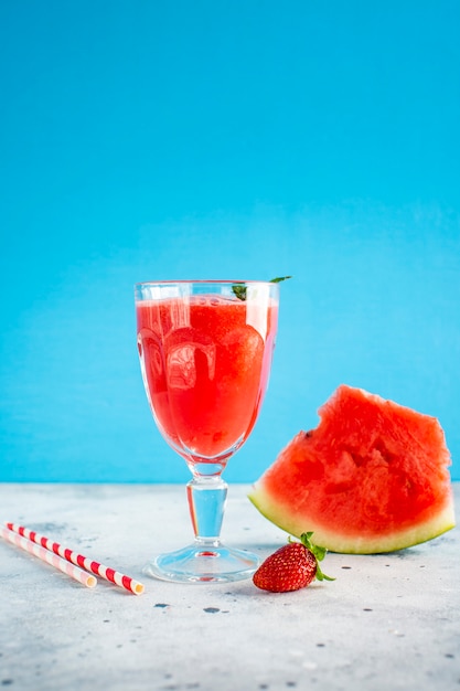 Wassermelonensaft im glas mit erdbeere an der spitze | Kostenlose Foto