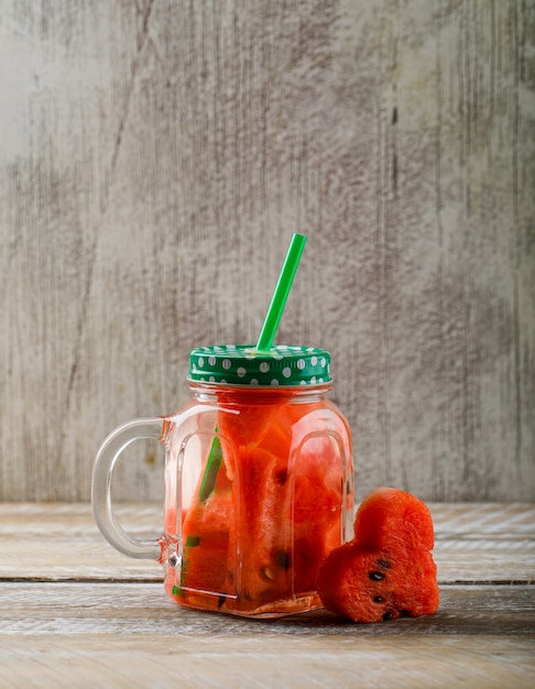 Wassermelonensaft-smoothie in einem einmachglas mit scheibe ...