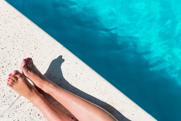 Weibliche beine am pool beschneiden Kostenlose Fotos