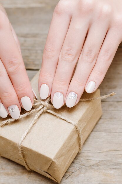 Weibliche Hande Mit Beige Nageldesign Premium Foto